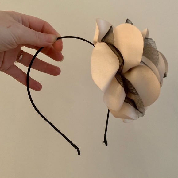 Fascinator cream and black rose - Picture 2 of 2